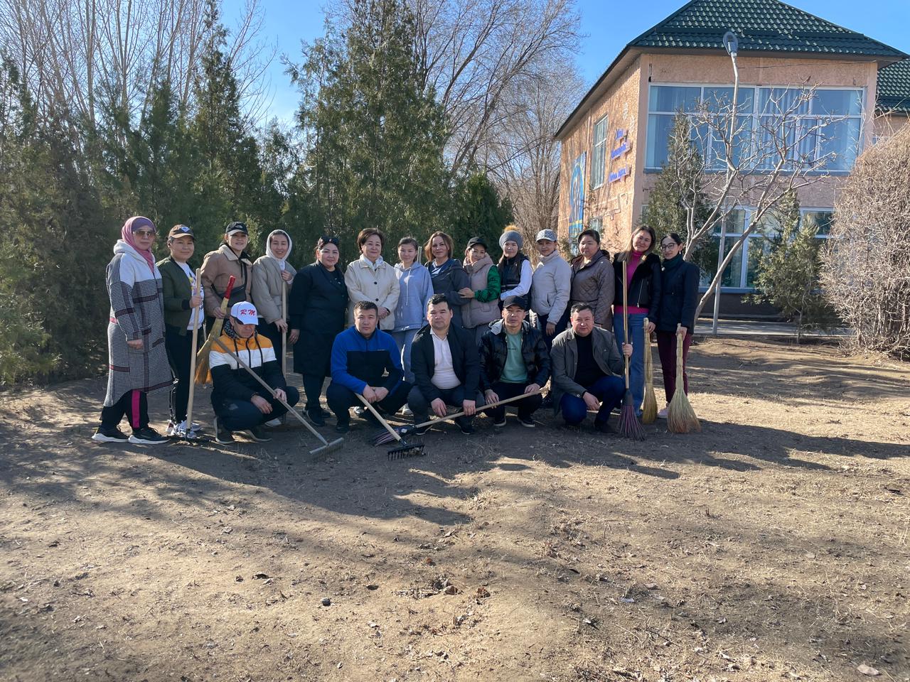 Мектеп айналасына ұжымдық сенбілік